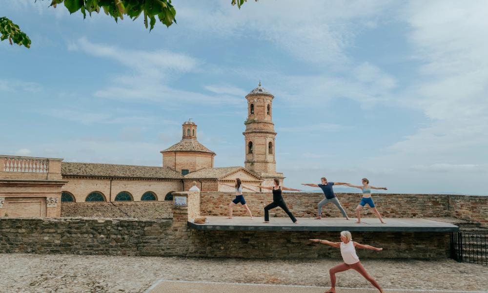 Yoga dolce al tramonto